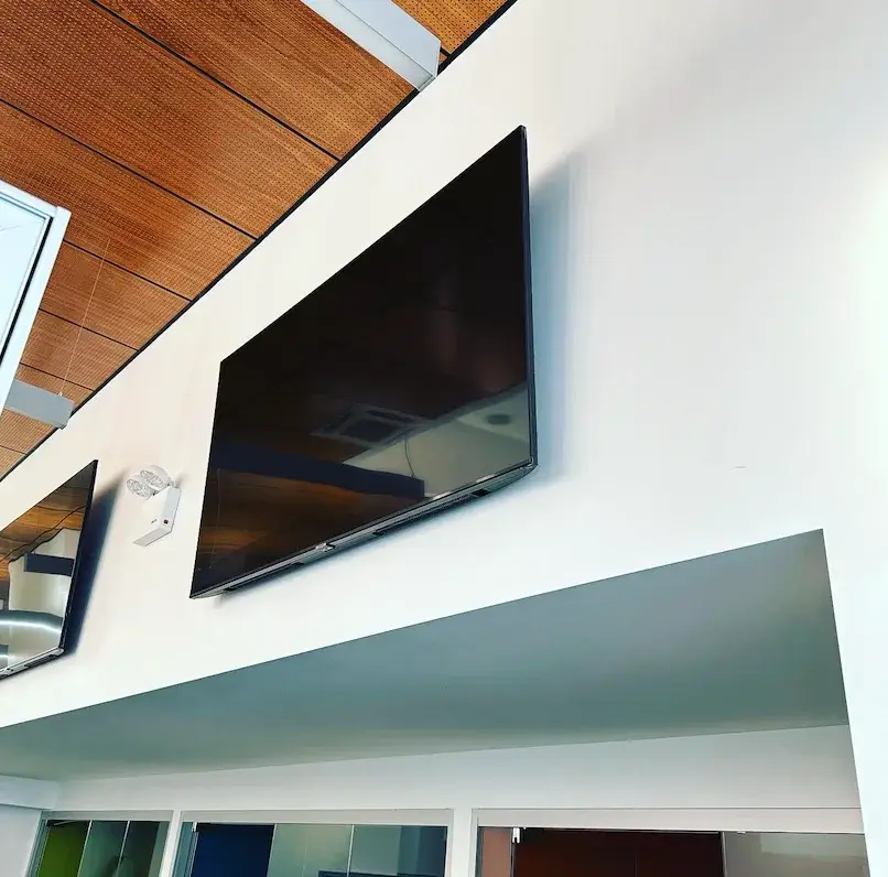 Phipps: Cameras, Cabling and Wi-Fi Across 200+ Affordable Housing Properties 6 Wall-mounted displays in a Phipps property manager office build-out
